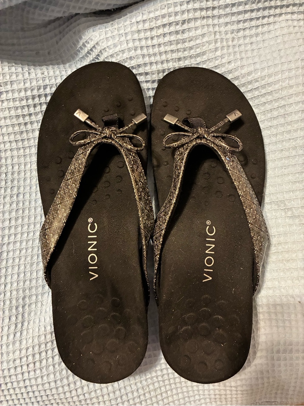 Vionic Black Sandal Thongs with Silver Patterned Straps Never worn